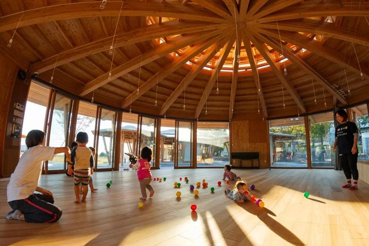 “木库幼儿园”，日式和伞下的儿童乐园