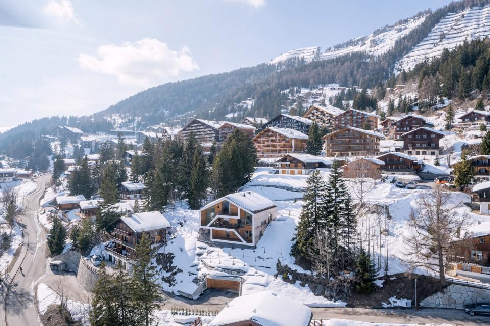 阿尔卑斯山区住宅，雪山美景一览无遗