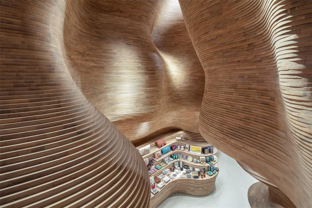 卡塔尔国家博物馆内礼品店，以起伏的木质表面为特色